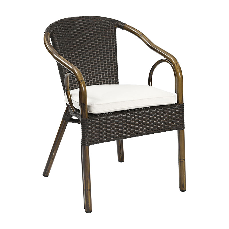Rattan-Optik Terrassenstuhl mit Armlehnen – komfortabler Gastrostuhl mit hellem Sitzkissen für Café & Hotel - Hantermann - Der Hotelausstatter Brauner Terrassen-Armlehnstuhl in Rattan-Optik mit beigem Sitzkissen für Außenbereiche der Gastronomie