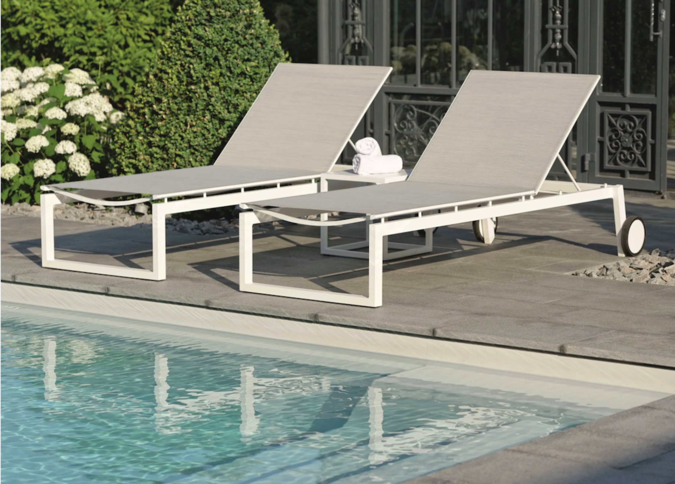 ROBIN Rollenliege von STERN® am Pool - Hantermann - Der Hotelausstatter ROBIN Rollenliegen von STERN® mit verstellbarer Rückenlehne und Rollen am Pool