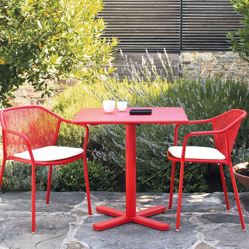 Rote Outdoor-Sitzgruppe mit Armlehnstühlen – moderner Blickfang für die Terrasse - Hantermann - Der Hotelausstatter Rote Outdoor-Sitzgruppe mit zwei Armlehnstühlen und quadratischem Tisch auf einer Gartenterrasse