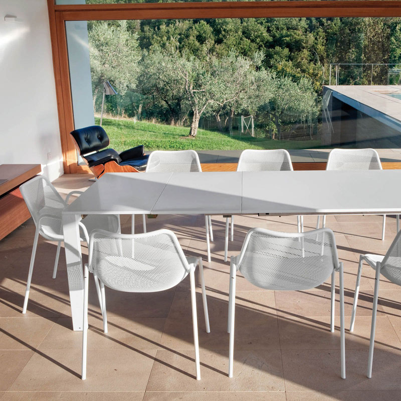 ROUND 466 by EMU® – Moderne Outdoor-Bestuhlung für großzügige Terrassen - Hantermann - Der Hotelausstatter ROUND 466 Outdoor-Stapelsessel von EMU® in Weiß an einem großen Esstisch auf einer Terrasse