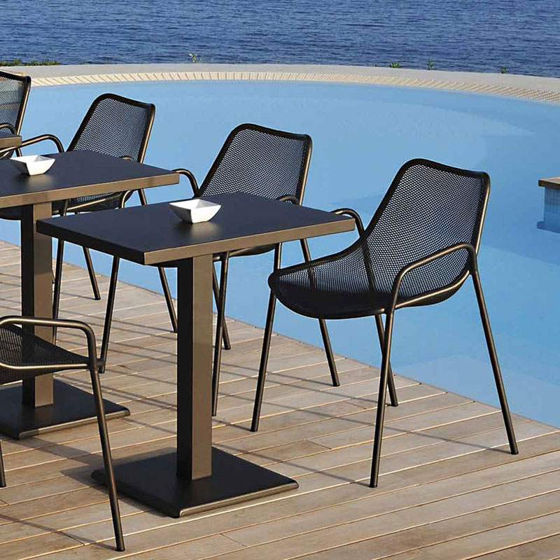 ROUND 466 by EMU® – Outdoor-Stapelsessel für moderne Poolterrassen - Hantermann - Der Hotelausstatter ROUND 466 Outdoor-Stapelsessel von EMU® als moderne Bestuhlung auf einer Poolterrasse