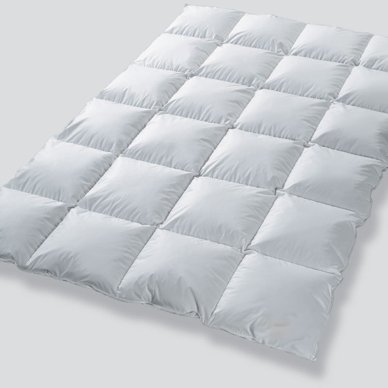 ROYAL Daunendecke D90 in Weiß mit gleichmäßiger Kassettensteppung, voluminöse Luxus-Daunendecke
