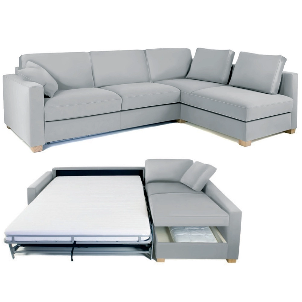 Beschreibung des Bildes: Ecksofa mit Schlaffunktion Das Bild zeigt ein modernes Ecksofa mit integrierter Schlaffunktion, das speziell für den professionellen Einsatz im Hotelbereich konzipiert ist. Das Möbelstück präsentiert sich in einem eleganten, hellgrauen Stoffbezug, der sowohl zeitlos als auch vielseitig einsetzbar ist. Obere Darstellung - Geschlossener Zustand: Das Ecksofa ist in L-Form konfiguriert und besteht aus einem Hauptteil mit zwei großzügigen Sitzplätzen sowie einem rechtwinklig angeordneten Anstellelement (Recamiere/Chaiselongue). Die Polsterung wirkt komfortabel und hochwertig, mit klar definierten Sitz- und Rückenkissen. Die Armlehnen sind breit und modern gestaltet, während fünf einzelne Rückenkissen für zusätzlichen Sitzkomfort sorgen. Die Füße bestehen aus naturbelassenem Holz und verleihen dem Möbel einen skandinavisch-modernen Charakter. Unter dem Hauptteil ist bereits ein dezenter Hinweis auf die ausziehbare Funktion zu erkennen. Untere Darstellung - Ausgezogener Zustand: Im ausgeklappten Zustand zeigt sich die clevere Schlaffunktion des Sofas. Aus dem Hauptteil lässt sich eine vollwertige Schlafmatratze herausziehen, die auf einem stabilen Metallrahmen mit Federung montiert ist. Die weiße Matratze bietet eine großzügige Liegefläche für Gäste. Besonders praktisch: Das Anstellelement bleibt in seiner Position und verfügt über einen integrierten Bettkasten (erkennbar durch die geöffnete Klappe), der zusätzlichen Stauraum für Bettwäsche oder andere Utensilien bietet. Dieses multifunktionale Möbelstück vereint Design, Komfort und Funktionalität und ist ideal für Hotelsuiten, Apartments oder Gästezimmer geeignet, wo Platzsparsamkeit und Flexibilität gefragt sind.