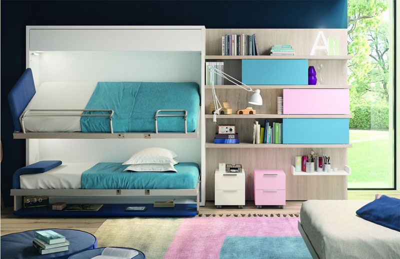 Schrankbett KAY DUO – Etagenbett mit Regalwand im Jugendzimmer - Hantermann - Der Hotelausstatter Schrankbett KAY DUO mit zwei aufgeklappten Betten in Türkis, mittiger Leiter und seitlicher Regalwand mit blau-pinken Elementen in hellem Jugendzimmer