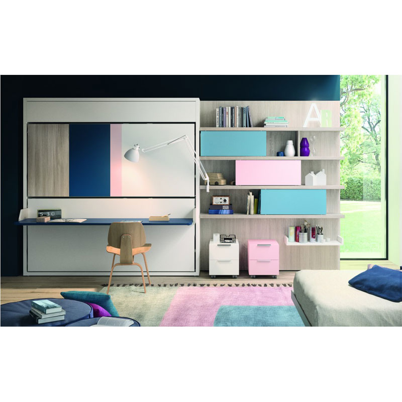 Schrankbett KAY DUO – Jugendzimmer mit Schreibtisch und Regalwand - Hantermann - Der Hotelausstatter Schrankbett KAY DUO mit bunter Front und ausgeklapptem Schreibtisch, davor Stuhl, daneben Regalwand mit blau-pinken Stauraumelementen in hellem Jugendzimmer