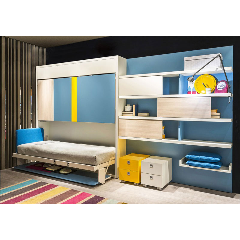 Schrankbett KAY DUO – unteres Bett ausgeklappt - Hantermann - Der Hotelausstatter Schrankbett KAY DUO mit ausgeklapptem unteren Bett, blau-gelber Front über dem Bett und seitlichem Regal mit Schubkästen, Büchern und Deko im Jugendzimmer