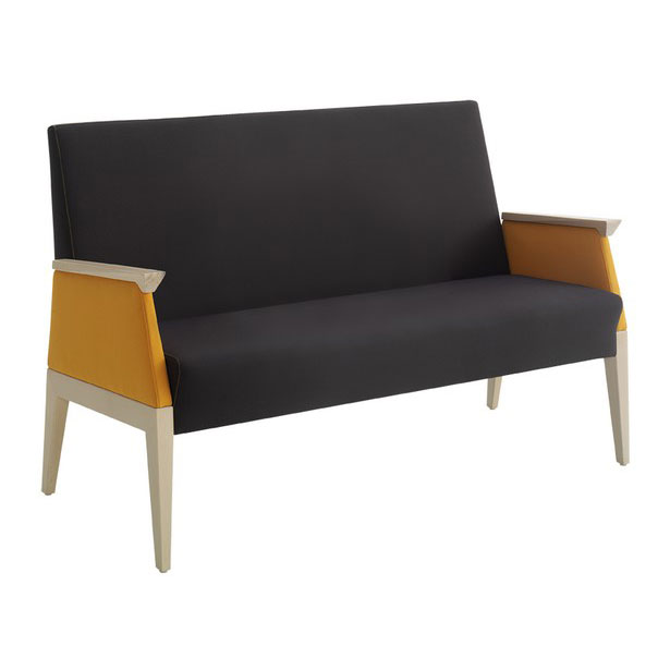 Seniorensofa für Pflege & Seniorenresidenz – großzügiges 3-Sitzer-Sofa mit Armlehnen und hoher Rückenlehne - Hantermann - Der Hotelausstatter Seniorensofa mit hoher Rückenlehne, dunkler Polsterung, gelben Seitenteilen und hellem Holzgestell für Pflege