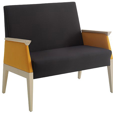 Seniorensofa für Pflege & Seniorenresidenz – komfortables 2-Sitzer-Sofa mit Armlehnen und hoher Rückenlehne - Hantermann - Der Hotelausstatter Seniorensofa mit hoher Rückenlehne, dunkler Polsterung, gelben Seitenteilen und hellem Holzgestell für Pflege und Seniorenresidenz