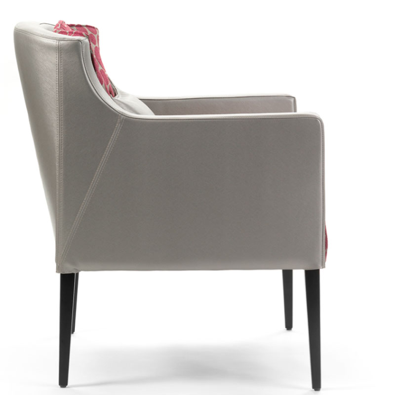 Sessel TRAM Bicolor – eleganter Polstersessel mit hoher Rückenlehne und modernem Design - Hantermann - Der Hotelausstatter Sessel TRAM Bicolor in Seitenansicht mit hoher Rückenlehne, gepolsterten Armlehnen und schwarzen Holzbeinen