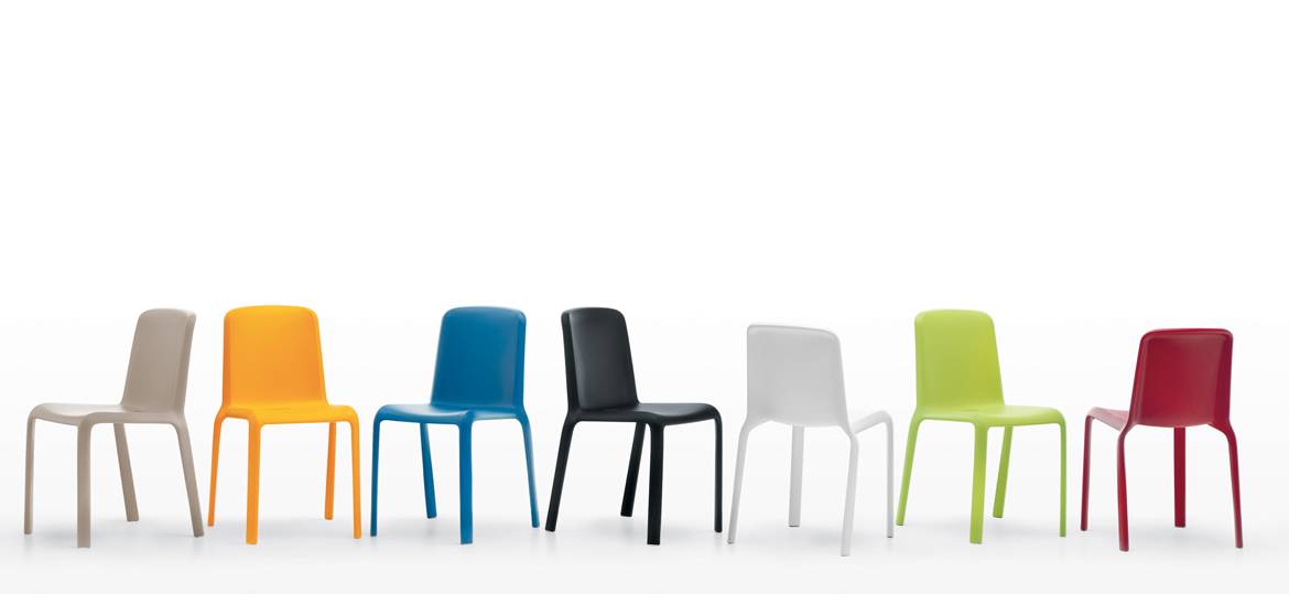 SNOW 300 Outdoor Stapelstuhl von Pedrali – farbenfroher Kunststoffstuhl aus Polypropylen für Terrasse, Garten & Gastronomie - Hantermann - Der Hotelausstatter SNOW 300 Outdoor Stapelstühle von Pedrali in Beige, Gelb, Blau, Schwarz, Weiß, Grün und Rot in einer Reihe
