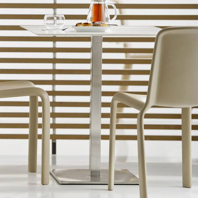 SNOW 300 Outdoor Stapelstuhl von Pedrali – sandfarbener Kunststoffstuhl für Bistro, Café & Hotelterrasse - Hantermann - Der Hotelausstatter Zwei sandfarbene SNOW 300 Stühle von Pedrali am quadratischen Bistrotisch vor horizontalen Holzlamellen, Kunststoffstuhl für Indoor & Outdoor