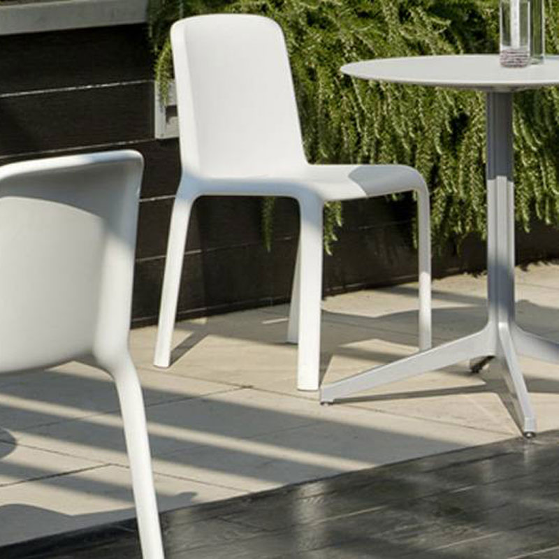 SNOW 300 Outdoor Stapelstuhl von Pedrali – weißer Kunststoffstuhl für Terrasse, Café & Hotel-Außenbereich - Hantermann - Der Hotelausstatter Weiße SNOW 300 Outdoor Stapelstühle von Pedrali an einem Terrassentisch, leichter Polypropylenstuhl für Gastronomie und Hotelterrasse