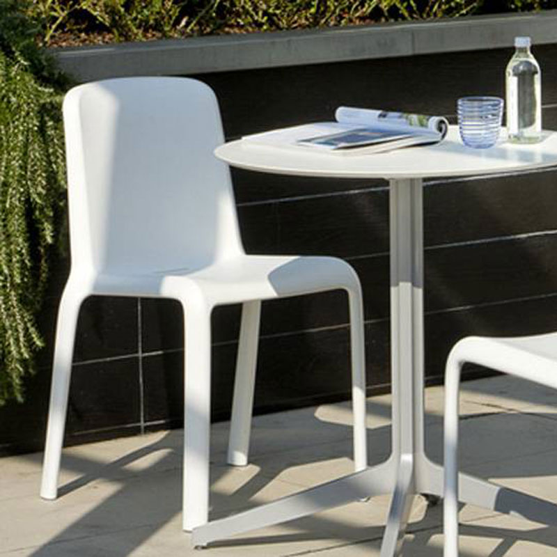 SNOW 300 Outdoor Stapelstuhl von Pedrali – weißer Kunststoffstuhl für Terrasse, Café & Hotel-Außenbereiche - Hantermann - Der Hotelausstatter Weißer SNOW 300 Outdoor Stapelstuhl von Pedrali an einem runden Bistrotisch auf der Terrasse, leichter Polypropylenstuhl