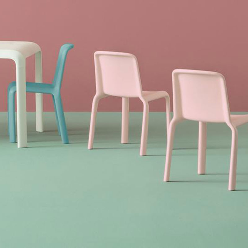 SNOW 303 by Pedrali – farbenfrohe Kinderstühle für flexible Einrichtungskonzepte - Hantermann - Der Hotelausstatter SNOW 303 Kinderstühle von Pedrali in Rosa und Hellblau mit weißem Tisch