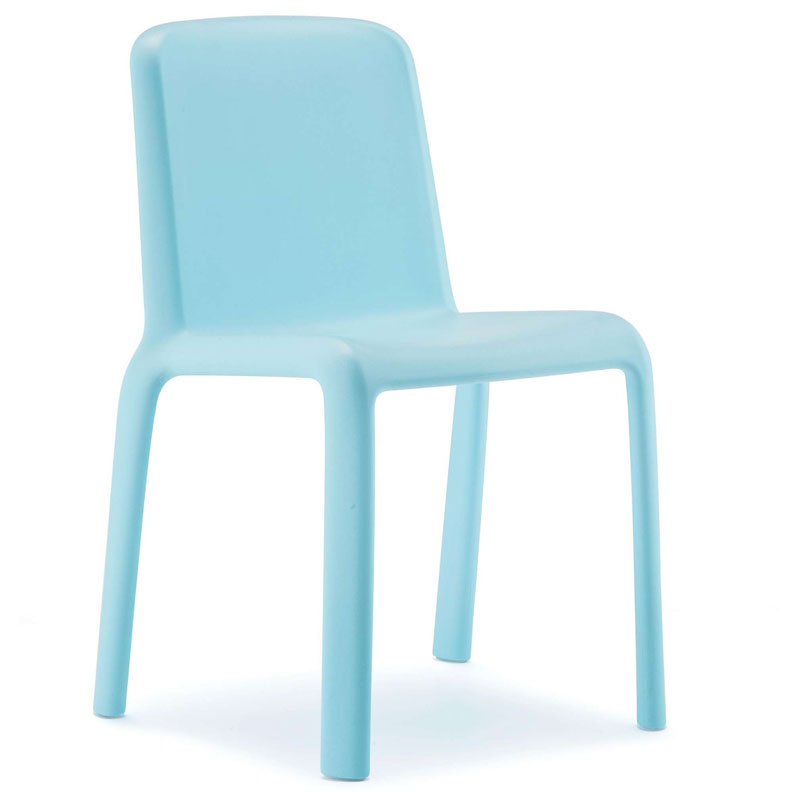 SNOW 303 by Pedrali – hellblauer Kinderstuhl mit sanfter Linienführung - Hantermann - Der Hotelausstatter Hellblauer SNOW 303 Kinderstuhl von Pedrali für Indoor und Outdoor in schräger Frontansicht