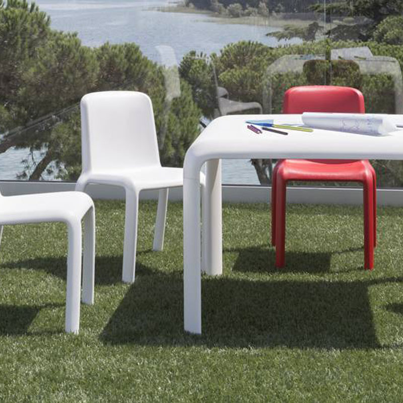 SNOW 303 by Pedrali – Kinderstühle für farbenfrohe Outdoor-Bereiche - Hantermann - Der Hotelausstatter SNOW 303 Kinderstühle von Pedrali in Weiß und Rot an einem Tisch im Außenbereich