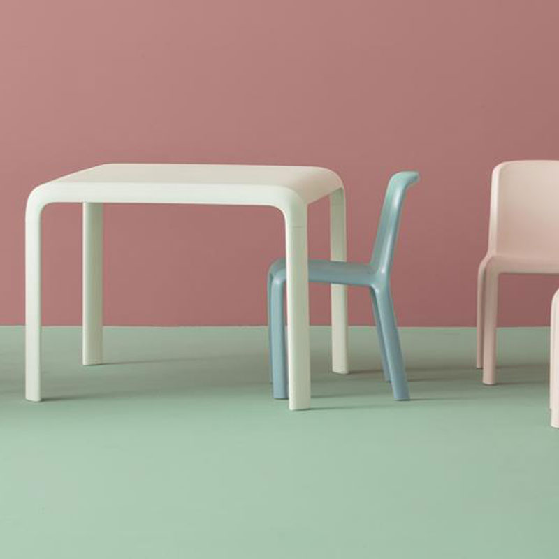 SNOW 303 by Pedrali – Kinderstuhl in Hellblau für moderne Spielbereiche - Hantermann - Der Hotelausstatter Hellblauer SNOW 303 Kinderstuhl von Pedrali an einem weißen Tisch in moderner Umgebung