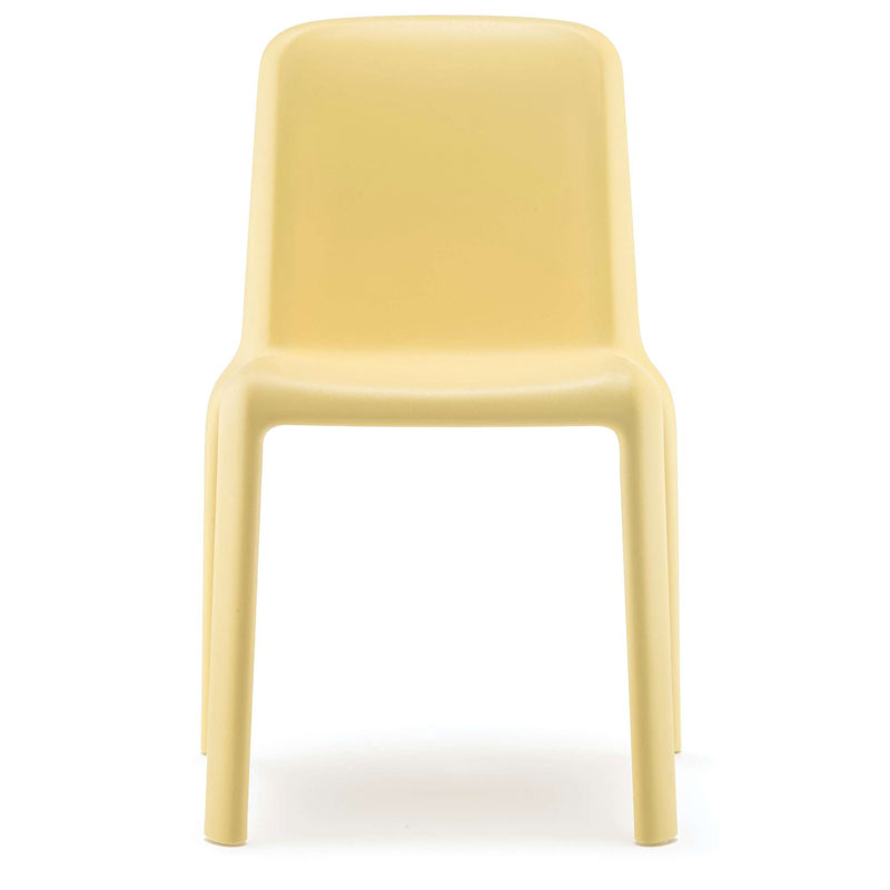 SNOW 303 by Pedrali – sonnengelber Kinderstuhl mit zeitlosem Design - Hantermann - Der Hotelausstatter Gelber SNOW 303 Kinderstuhl von Pedrali für Indoor und Outdoor mit kompakter Sitzschale in Frontansicht