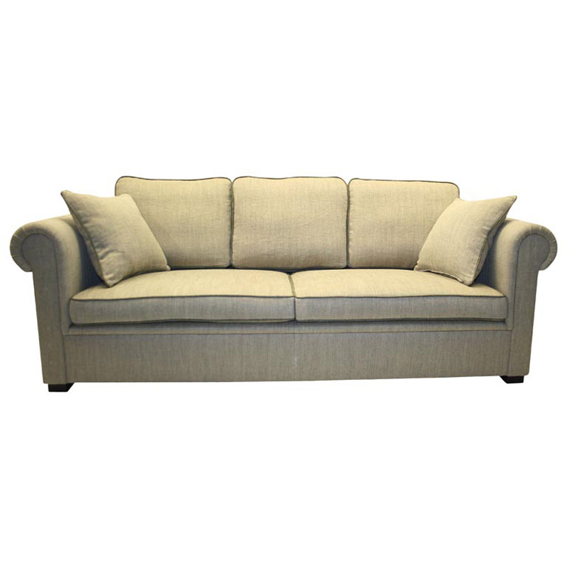 Sofa Nr. 2 – klassisches 4-Sitzer Hotelsofa mit Rolll armlehnen - Hantermann - Der Hotelausstatter Sofa Nr. 2, klassisches beiges 4-Sitzer Hotelsofa mit gerader Sitzfläche, drei Rückenpolstern und gerollten Armlehnen, inklusive zweier Zierkissen