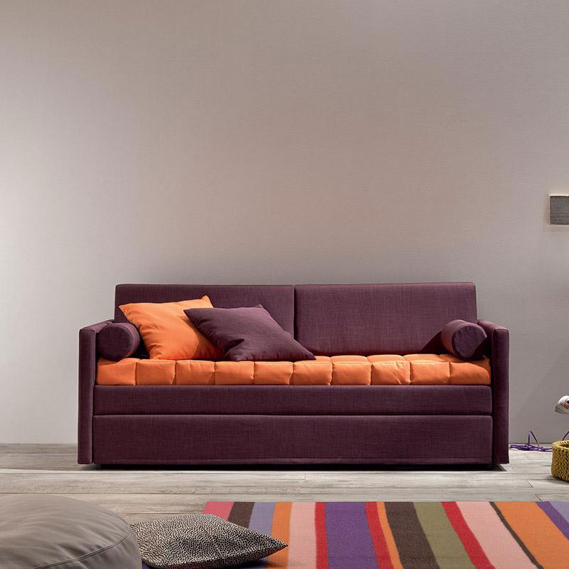 Sofa und Etagenbett HANS – komfortables Sofa am Tag, Etagenbett bei Bedarf - Hantermann - Der Hotelausstatter Sofa und Etagenbett HANS in Beereton mit orangefarbener Sitz- und Liegefläche sowie passenden Kissen in modernem Zimmer