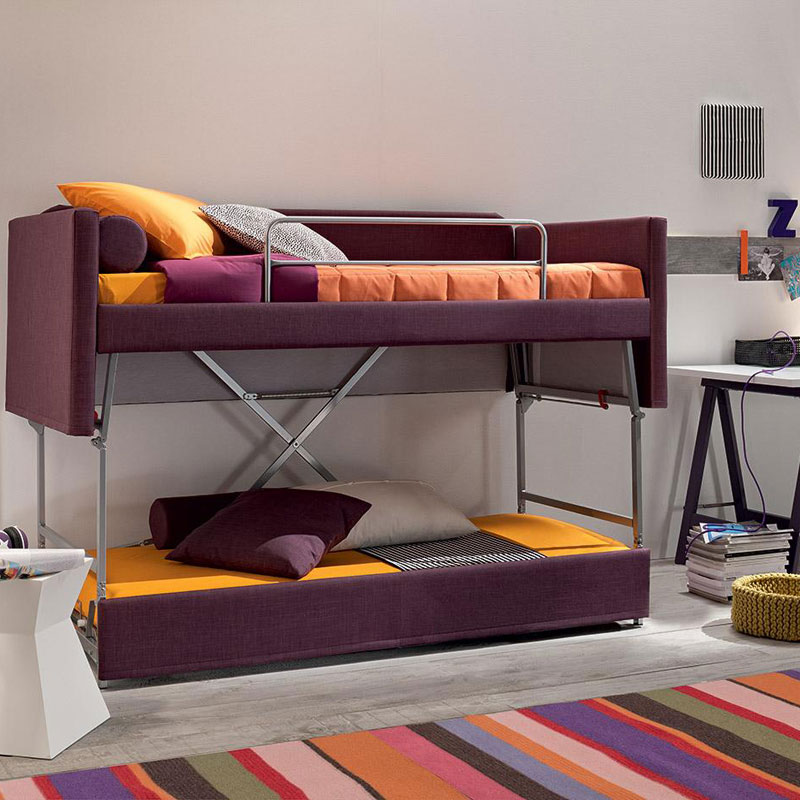 Sofa und Etagenbett HANS: hochgeklapptes Etagen-Sofa in Beere mit orangenen Matratzen und Kissen in modern eingerichtetem Zimmer
