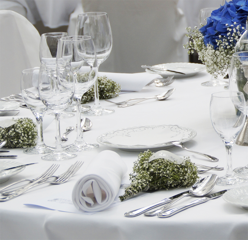 SORRENTO Runde Vollzwirn-Tischdecke weiß – elegante Bankett-Tischwäsche ohne Mittelnaht - Hantermann - Der Hotelausstatter SORRENTO Vollzwirn-Tischdecke in Weiß auf festlich gedecktem Banketttisch ohne Mittelnaht