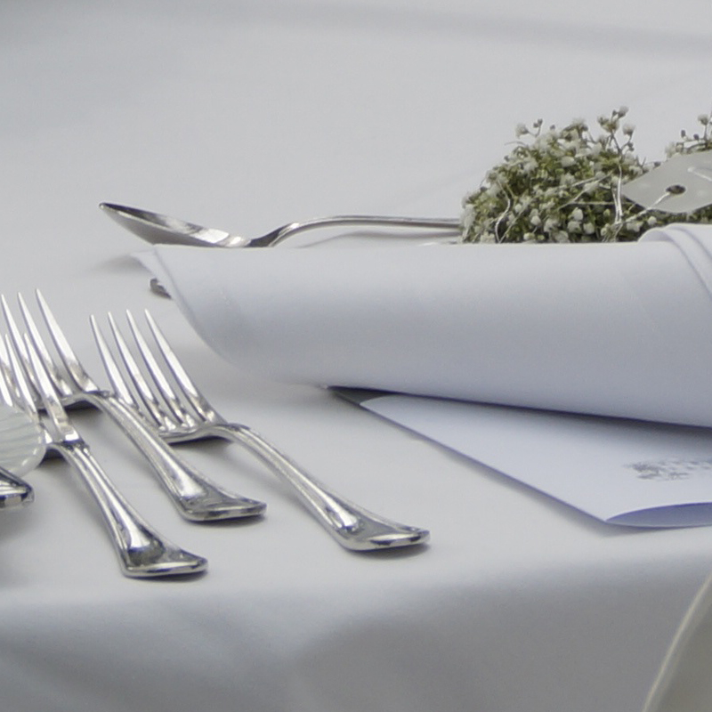 SORRENTO Runde Vollzwirn-Tischdecke weiß – hochwertige Gastronomie-Tischwäsche ohne Mittelnaht - Hantermann - Der Hotelausstatter Detailaufnahme der SORRENTO Vollzwirn-Tischdecke in Weiß ohne Mittelnaht für festliche Tischdekoration