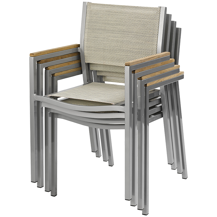 Stapelfunktion des Terrassensessels NOVA in Beige – platzsparende Outdoor-Bestuhlung - Hantermann - Der Hotelausstatter Mehrere stapelbare Terrassensessel NOVA in Beige mit Aluminiumgestell, heller Textilbespannung und Teakholz-Armauflagen