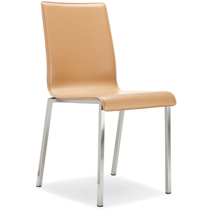 Stapelstuhl KUADRA 1291 von Pedrali – gepolsterter Designstuhl in Beige mit Leder-Sitzschale und Chromgestell für Restaurant & Konferenz - Hantermann - Der Hotelausstatter KUADRA 1291 Stapelstuhl von Pedrali in Beige mit lederbezogener Sitzschale und verchromtem Vierfußgestell für Gastro und Konferenzräume
