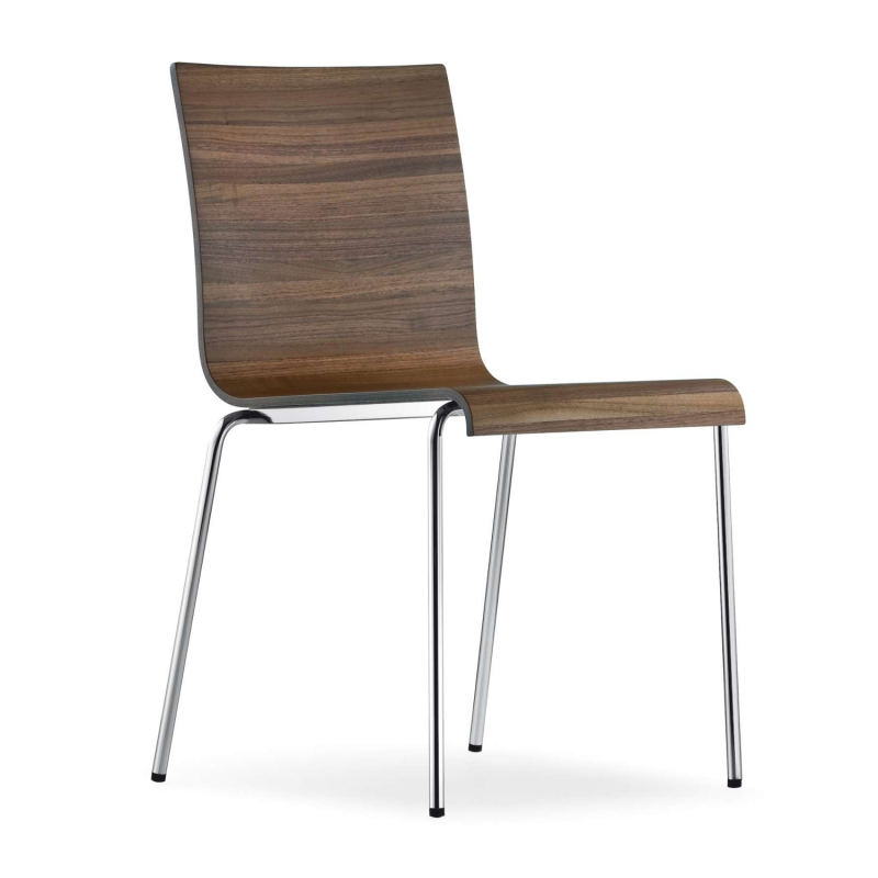 Stapelstuhl KUADRA XL 2413 by Pedrali – moderner Holzschalenstuhl mit verchromtem Rundrohrgestell für Gastronomie, Büro und Konferenzräume - Hantermann - Der Hotelausstatter Seitliche Ansicht KUADRA XL 2413 Stapelstuhl von Pedrali mit Nussbaum-Furnierschale und verchromten Rundrohr-Stahlbeinen