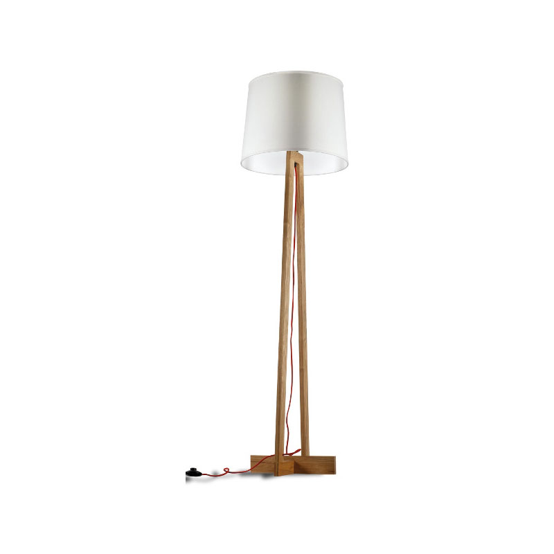 Stehlampe OKIMA LUNA – Moderne Holz-Stehleuchte mit weißem Lampenschirm - Hantermann - Der Hotelausstatter Stehlampe OKIMA LUNA mit schlankem Holzgestell, weißem Lampenschirm, kreuzförmigem Holzfuß und dekorativem rotem Stromkabel auf weißem Hintergrund