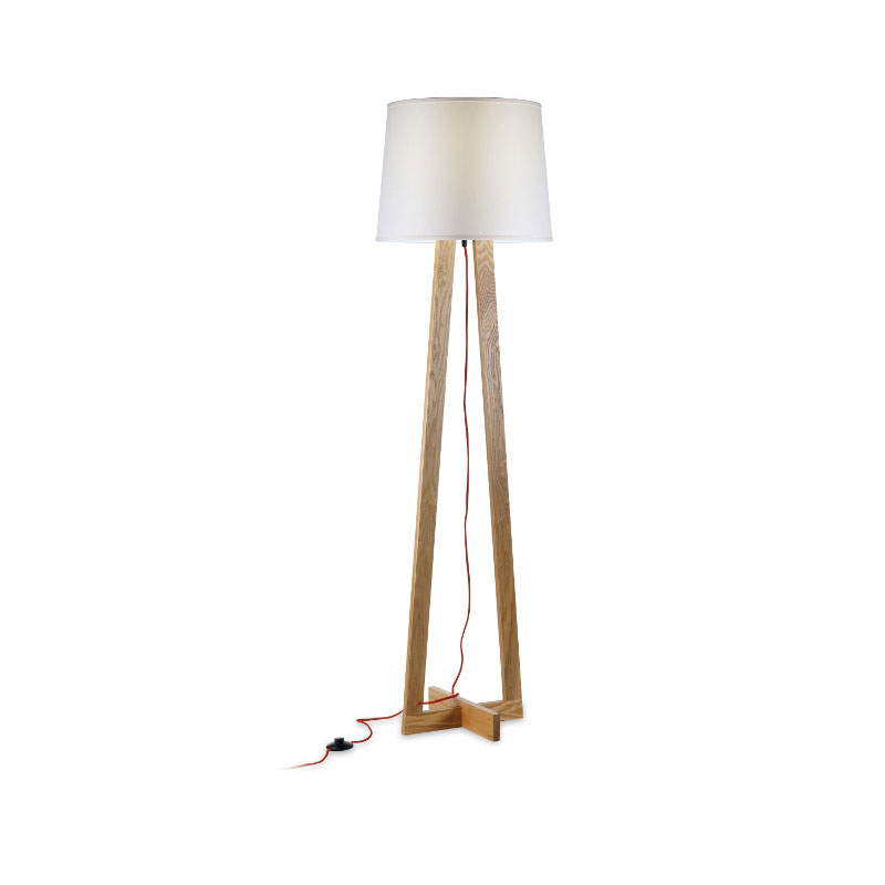 Stehlampe OKIMA LUNA – Moderne Holz-Stehleuchte mit weißem Schirm - Hantermann - Der Hotelausstatter Stehlampe OKIMA LUNA mit hohem Holzgestell, weißem Lampenschirm und dekorativem rotem Stromkabel auf weißem Hintergrund