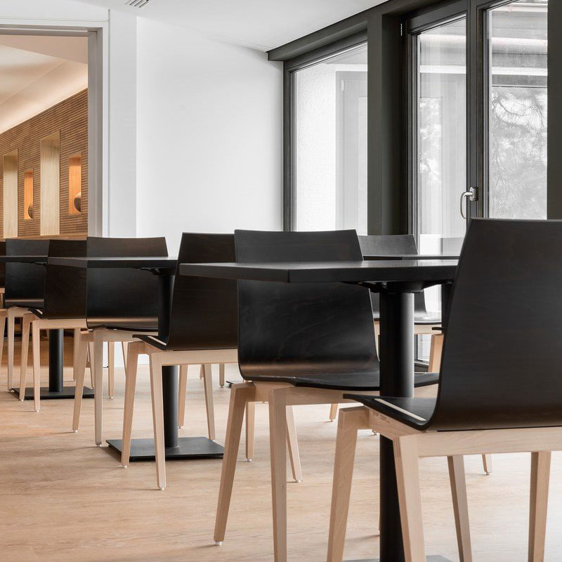 Stockholm Stuhl von TON, moderner Holzstuhl mit gepolsterter Sitzschale für Restaurant und Hotel