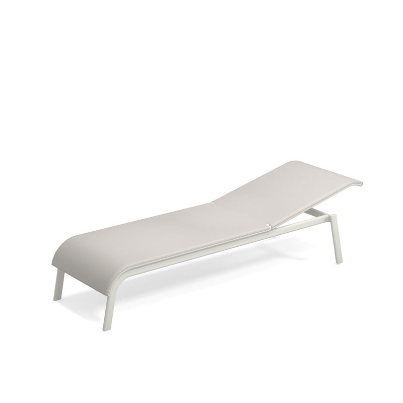 TIKI 198 by EMU® – moderne Sonnenliege mit klarer Linienführung - Hantermann - Der Hotelausstatter TIKI 198 Sonnenliege von EMU® in heller Ausführung mit hochgestellter Rückenlehne