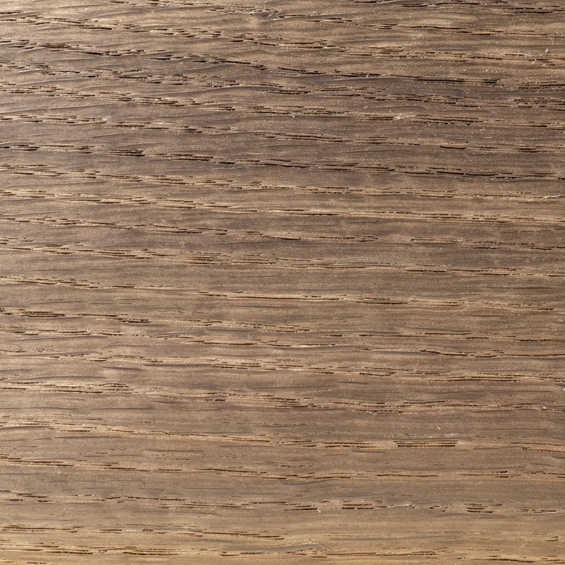 Massivholz Tischplatte aus Eiche mit natürlicher Maserung und hochwertiger Holzstruktur im Detail