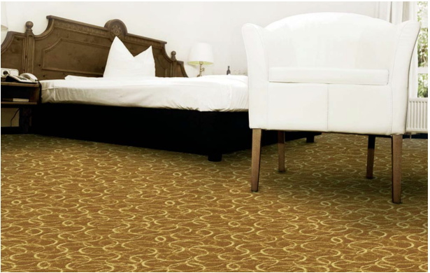 Titel (Überschrift H1) Hotelteppich 02 – sandfarbener Ringmuster-Teppich für elegante Hotelzimmer - Hantermann - Der Hotelausstatter Hotelzimmer mit sandfarbenem Hotelteppich 02 im Ringmuster, Bett und weißem Sessel im Vordergrund