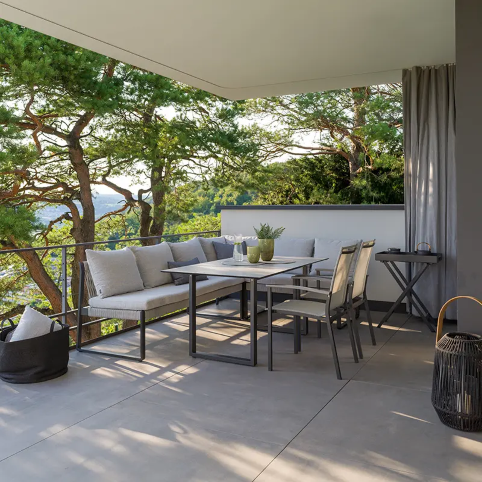 TAMMO Outdoor-Bank von STERN® auf moderner Terrasse - Hantermann - Der Hotelausstatter TAMMO Outdoor-Bank von STERN® mit hellen Polstern als Teil einer modernen Sitzgruppe auf überdachter Terrasse