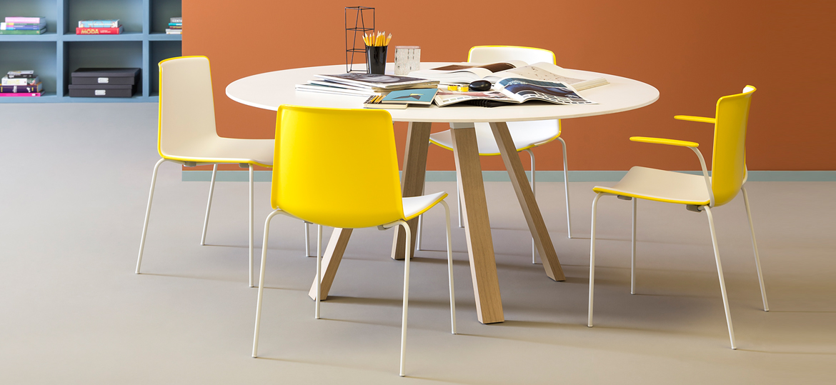 TWEET 895 von Pedrali – stapelbarer Design-Armlehnstuhl in Weiß-Gelb für Büro, Meeting & Hospitality - Hantermann - Der Hotelausstatter TWEET 895 Armlehnstühle von Pedrali in Weiß-Gelb an rundem Besprechungstisch für Büro und Meetingbereiche