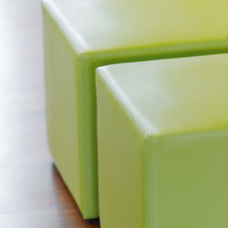VERA Pouf – hochwertiger Sitzwürfel mit präziser Verarbeitung und modernem Design - Hantermann - Der Hotelausstatter Detailaufnahme des VERA Poufs mit hochwertigem Bezug, präzisen Nähten und klarer kubischer Form