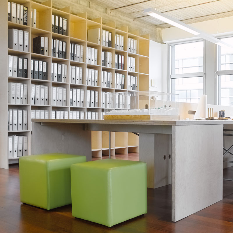 VERA Pouf – moderner Sitzwürfel für Büros, Empfangsbereiche und flexible Raumkonzepte - Hantermann - Der Hotelausstatter VERA Pouf als grüner Sitzwürfel im modernen Büro- und Empfangsbereich mit vielseitigen Einsatzmöglichkeiten
