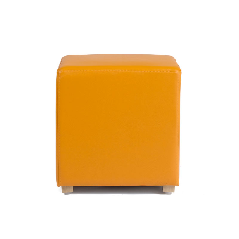 VERA Pouf – moderner Sitzwürfel mit klarer Form und vielseitigem Einsatz für Wohn- und Objektbereiche - Hantermann - Der Hotelausstatter VERA Pouf als quadratischer Sitzwürfel mit orangefarbenem Bezug für moderne Wohn- und Objektbereiche