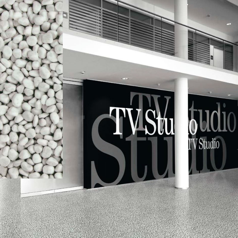 Vinyl-Designboden FLUSSKIESEL mit feiner Kieselstruktur in einem modernen TV-Studio-Foyer