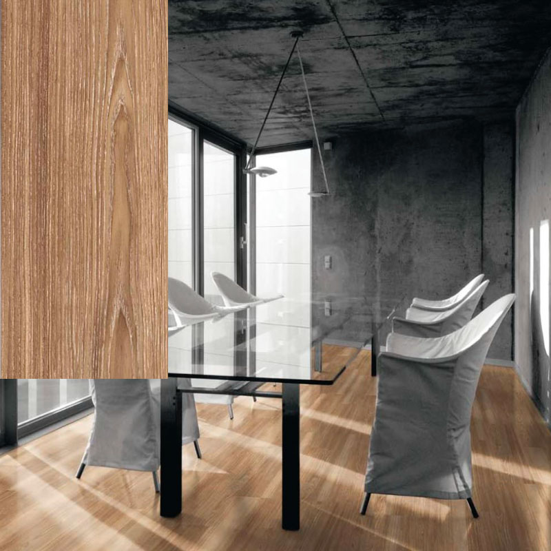 Vinyl-Designboden HONIG-ESCHE mit warmer Holzoptik in Beton-Konferenzraum mit Glastisch und weißen Stühlen