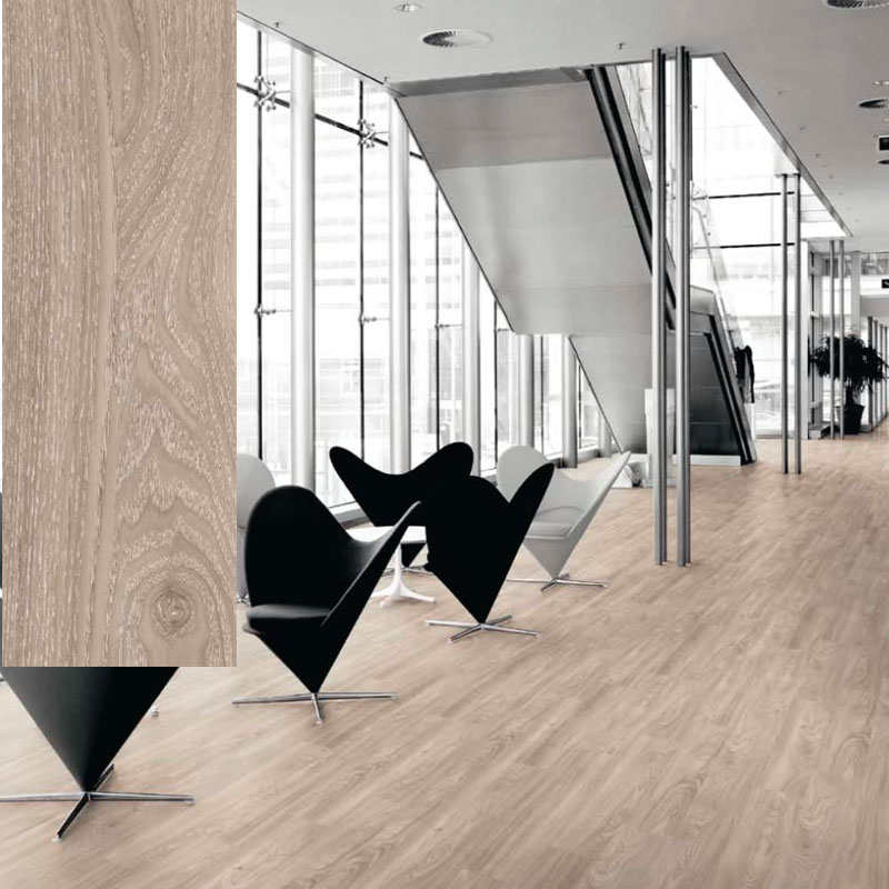 Vinyl-Designboden LICHT ULME mit hellem Holzdekor in modernem, verglastem Foyer mit Designstühlen