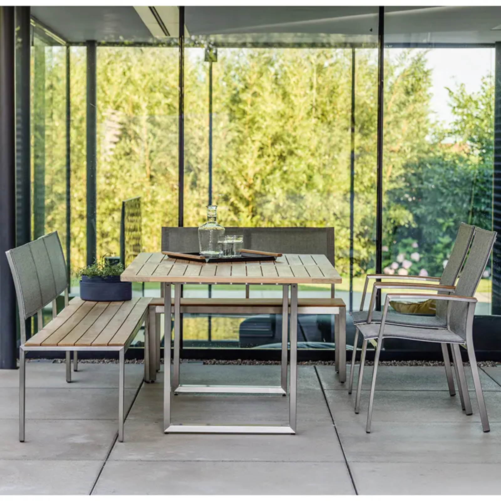 VIONA Outdoor-Bank von STERN® – moderne Terrassengestaltung - Hantermann - Der Hotelausstatter VIONA Outdoor-Bank von STERN® mit Teakholzsitz und Edelstahlgestell in moderner Outdoor-Sitzgruppe