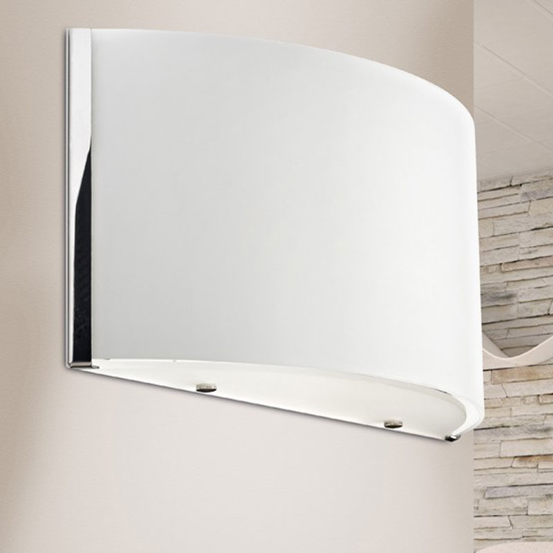 Wandlampe LUZZ in Weiß mit elegant geschwungenem Lampenschirm und moderner Wandhalterung an einer hellen Wand im Innenbereich