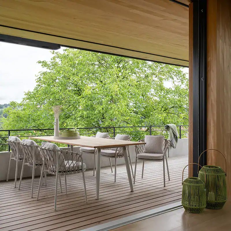 KLEA Outdoorstühle von Stern am Tisch auf der Terrasse