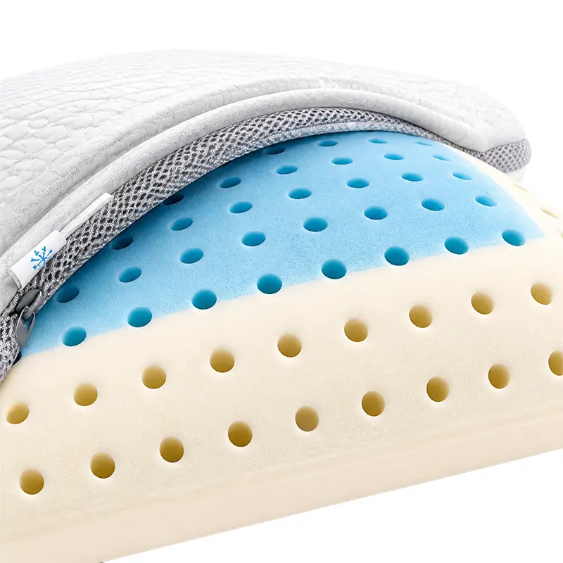 Detailansicht CoolAge® Nackenstützkissen – Gelkern und Belüftungslöcher für erholsame Nächte - Hantermann - Der Hotelausstatter Nahaufnahme des CoolAge® Nackenstützkissens mit weißem Bezug, Klimaband sowie gelochtem blauem Gelschaum und gelochtem Viscoschaumkern