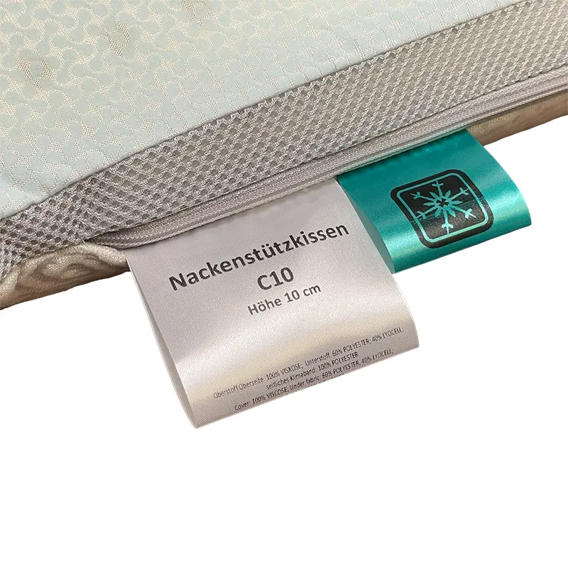 CoolAge® Nackenstützkissen C10 – ergonomisches Stützkissen für erholsame Nächte - Hantermann - Der Hotelausstatter Detailaufnahme des CoolAge® Nackenstützkissens C10 mit seitlichem Klimaband, Stoffetikett „Höhe 10 cm“ und türkisem Cool-Label