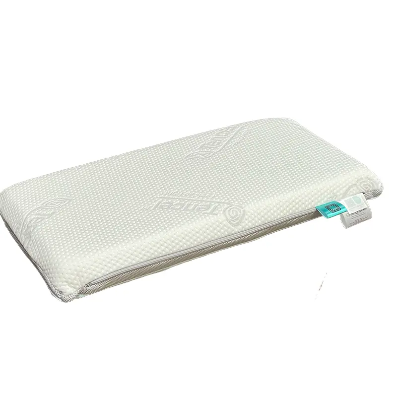 CoolAge® Nackenstützkissen – kühlendes Ergonomiekissen für erholsame Nächte - Hantermann - Der Hotelausstatter CoolAge® Nackenstützkissen mit strukturiertem, hellem Bezug, seitlichem Klimaband und türkisem Cool-Label vor weißem Hintergrund